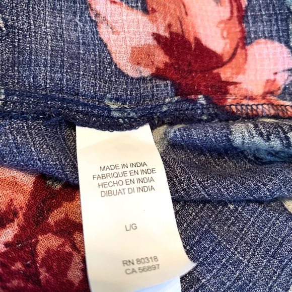 Women’s Lucky Brand Floral Pheasant Blouse Size L career casual Navy Blue boho - Picture 4 of 10